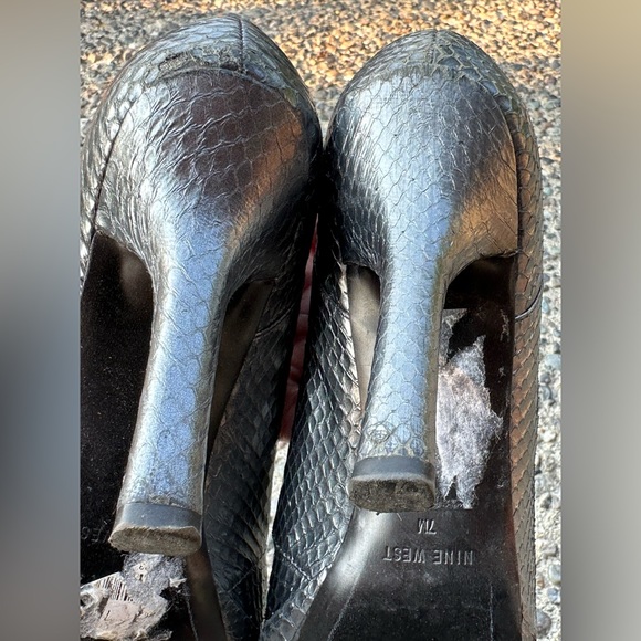 Nine West Pewter Heels, size 7 - Picture 4 of 6